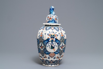 Un grand vase couvert en fa&iuml;ence de Delft en palette cachemire, 1&egrave;re moiti&eacute; du 18&egrave;me