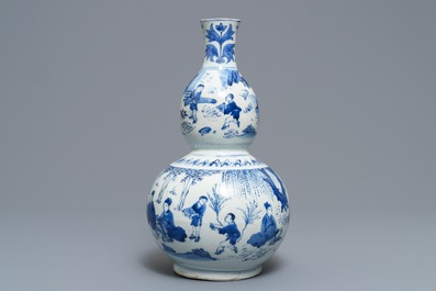 Een Chinese blauwwitte kalebasvaas met figuratief decor rondom, Transitie periode