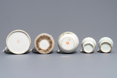 Trois th&eacute;i&egrave;res et cinq tasses en porcelaine de Chine famille rose et qianjiang cai, 19/20&egrave;me