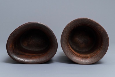 Deux pots &agrave; pinceaux en bambou sculpt&eacute;, Chine, 18/19&egrave;me