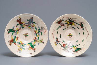 Deux bols en porcelaine de Chine famille verte dite 'de Nankin', un plat famille rose et une assiette de style Imari, 18/20&egrave;me