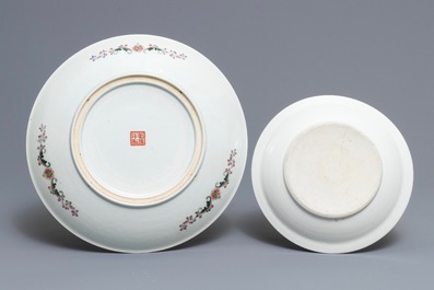 Un plat et une jardini&egrave;re sur support en porcelaine de Chine famille rose, R&eacute;publique, 20&egrave;me