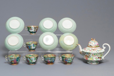 Une th&eacute;i&egrave;re et six tasses et soucoupes en porcelaine de Chine famille rose de Canton, 19&egrave;me