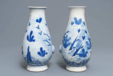 Une paire de vases en porcelaine de Chine bleu et blanc &agrave; d&eacute;cor marin, marque de Kangxi, 19&egrave;me