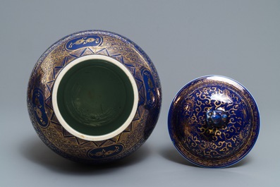 Een Chinese dekselvaas met verguld decor en poederblauwe fondkleur, Kangxi merk, 19/20e eeuw