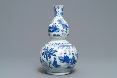 Un vase de forme double gourde en porcelaine de Chine bleu et blanc, Transition