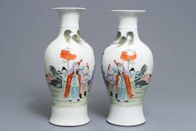 Une paire de vases en porcelaine de Chine famille rose, marque de Qianlong, R&eacute;publique, 20&egrave;me