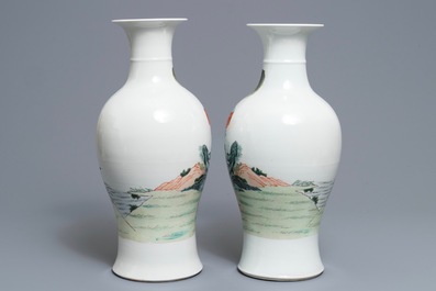 Une paire de vases en porcelaine de Chine famille rose, marque de Qianlong, R&eacute;publique, 20&egrave;me