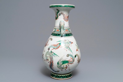 Un vase en porcelaine de Chine famille verte &agrave; d&eacute;cor de ph&eacute;nix, 19&egrave;me