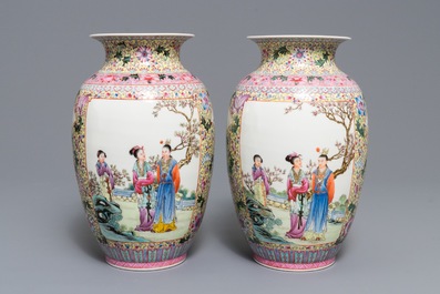 Une paire de vases en porcelaine de Chine famille rose, marque de Qianlong, R&eacute;publique, 20&egrave;me