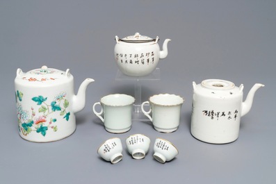 Trois th&eacute;i&egrave;res et cinq tasses en porcelaine de Chine famille rose et qianjiang cai, 19/20&egrave;me