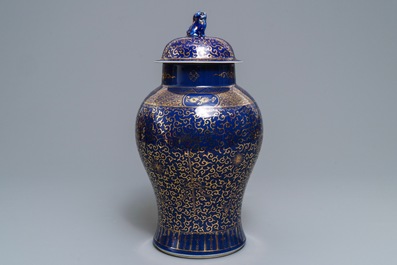 Een Chinese dekselvaas met verguld decor en poederblauwe fondkleur, Kangxi merk, 19/20e eeuw