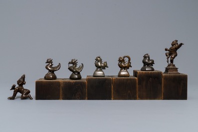 Cinq poids en forme d'animaux et deux figures en bronze, Birmanie et Inde, 19&egrave;me