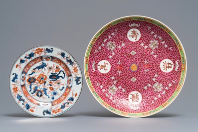 Twee Chinese Nanking famille verte kommen, een Imari-stijl en een famille rose bord, 18/20e eeuw