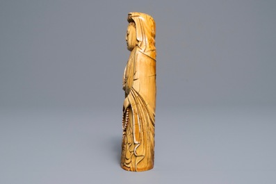 Une figure d'une dame en ivoire sculpt&eacute;, Chine, Ming