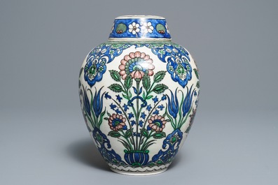 An Iznik-style jar and cover with floral design, Samson, Paris, 19e eeuw