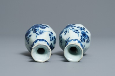 Une paire de vases de forme bouteille octagonale en fa&iuml;ence de Delft en bleu et blanc, 17/18&egrave;me