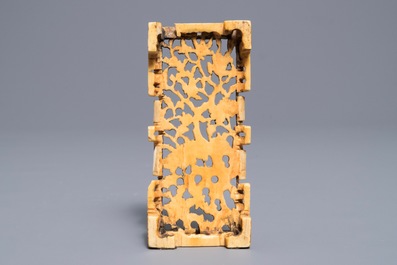 Un repose-poignet en ivoire r&eacute;ticul&eacute;, Chine, Ming