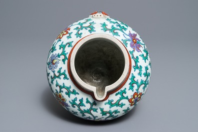 Une verseuse de type 'sengmaohu' en porcelaine de Chine doucai, Kangxi