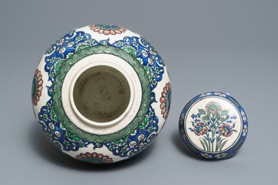 An Iznik-style jar and cover with floral design, Samson, Paris, 19e eeuw