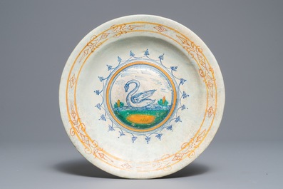 Trois plats en majolique polychrome et une assiette en fa&iuml;ence de Delft en bleu et blanc, 17&egrave;me