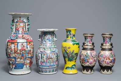 Cinq vases en porcelaine de Chine famille rose et verte, 19&egrave;me