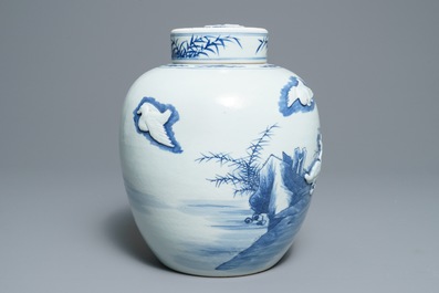 Un pot couvert en porcelaine de Chine bleu et blanc &agrave; d&eacute;cor de canards en relief, 19&egrave;me