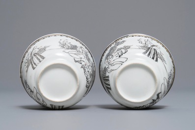 Une assiette &agrave; d&eacute;cor d'immortels avec un tigre et une paire de tasses et soucoupes en porcelaine de Chine grisaille, Qianlong
