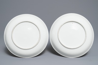 Une paire d'assiettes en porcelaine de Chine qianjiang cai en pourpre, R&eacute;publique, 20&egrave;me
