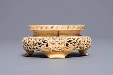 A Chinese carved and reticulated ivory stand, 18/19th C.