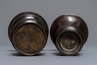 Deux vases en bronze &agrave; d&eacute;cor en relief, Chine, 18/19&egrave;me