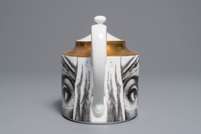 Een 'Temi i variazone' theepot naar ontwerp van Piero Fornasetti, Rosenthal, Duitsland, 1999