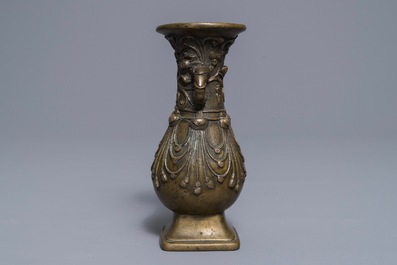 Un vase en bronze incrust&eacute; d&rsquo;argent, Sino-Tibet, 18/19&egrave;me