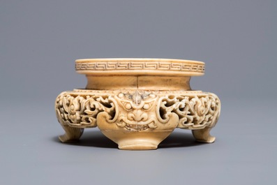 A Chinese carved and reticulated ivory stand, 18/19th C.