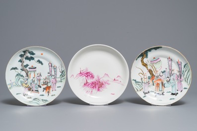 Cinq assiettes en porcelaine de Chine famille rose et qianjiang cai, 19/20&egrave;me