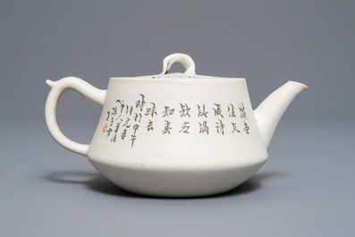 Een Chinese qianjiang cai biscuit theepot met deksel, gedat. 1894