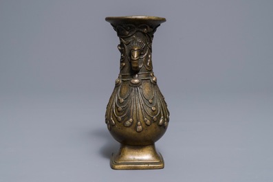 Un vase en bronze incrust&eacute; d&rsquo;argent, Sino-Tibet, 18/19&egrave;me