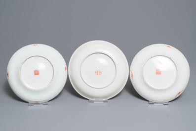 Cinq assiettes en porcelaine de Chine famille rose et qianjiang cai, 19/20&egrave;me