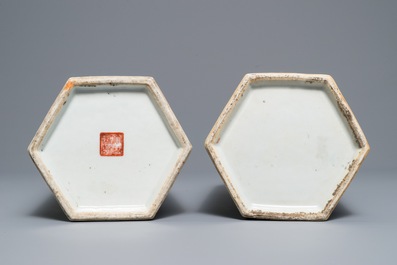 Deux portes-chapeau r&eacute;ticul&eacute;s en porcelaine de Chine famille rose, 19&egrave;me