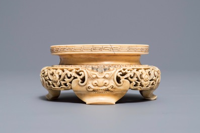 A Chinese carved and reticulated ivory stand, 18/19th C.