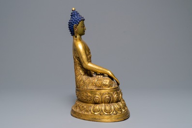Een Sino-Tibetaanse met koraal en turkoois ingelegde verguld bronzen figuur van Boeddha, 19/20e eeuw