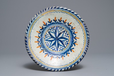 Trois plats en majolique polychrome et une assiette en fa&iuml;ence de Delft en bleu et blanc, 17&egrave;me