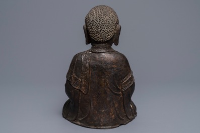 Une figure d'Amithaba Bouddha en bronze aux traces de laque et dorure, Chine, Ming