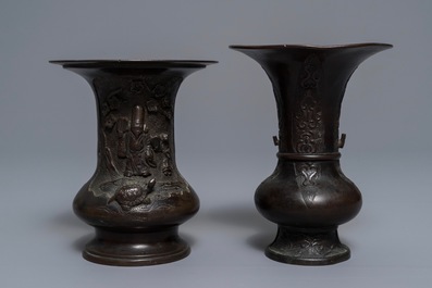 Deux vases en bronze &agrave; d&eacute;cor en relief, Chine, 18/19&egrave;me