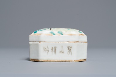 Une th&eacute;i&egrave;re et une bo&icirc;te couverte en porcelaine de Chine qianjiang cai, sign&eacute;es Ma Qingyun, 19/20&egrave;me