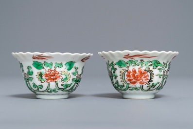 Une paire de tasses en porcelaine de Chine famille verte &agrave; inscription IHS, Kangxi