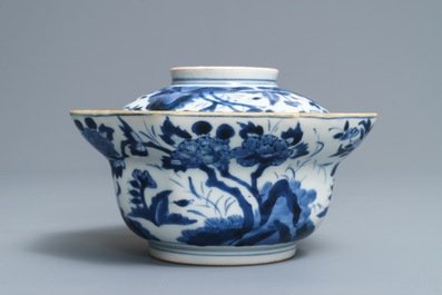 Un bol couvert sur pr&eacute;sentoir en porcelaine Arita de Japon en bleu et blanc, Edo, 17/18&egrave;me