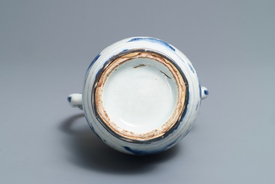 Une verseuse couverte en porcelaine de Chine bleu et blanc &agrave; monture en argent, &eacute;poque Transition