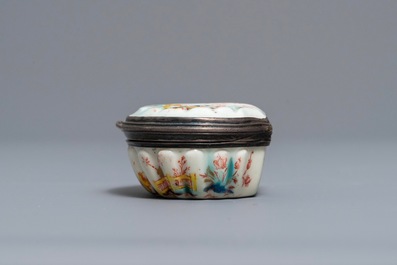 A Kakiemon-style Saint-Cloud porcelain silver-mounted snuff box, France, 2nd quarter 18th C.