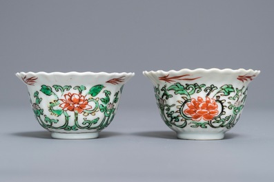 Une paire de tasses en porcelaine de Chine famille verte &agrave; inscription IHS, Kangxi